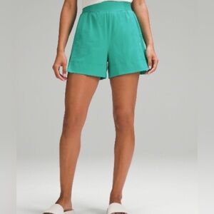 Lululemon Kelly Green Woven Stretch 4” Shorts XS EUC